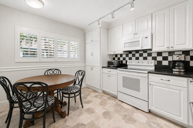 Building Photo - 15234 Lakes of Delray Blvd