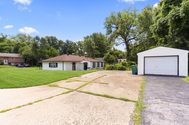 Building Photo - 9835 Winkler Dr