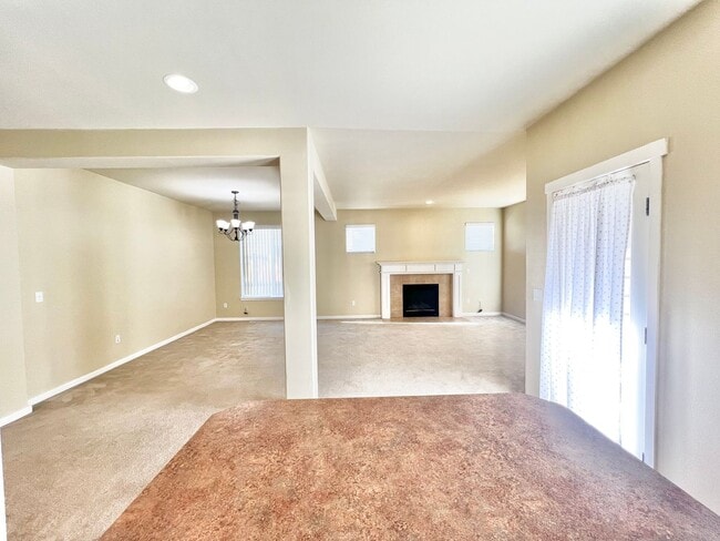 Building Photo - MOVE IN READY: 4bd 2.5ba 2,086 sq ft