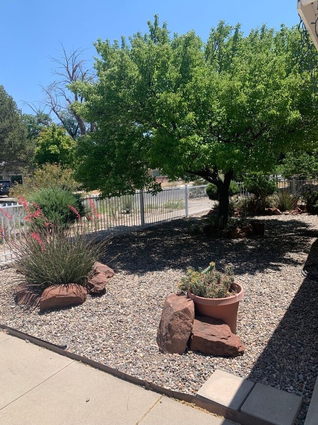 Building Photo - ***Cozy 2 bedroom 1 bath with GATED parkin...