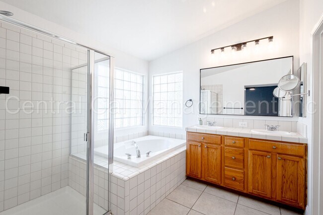 Building Photo - 4 Bedroom/3 Bath Home with Solar, Pool and...