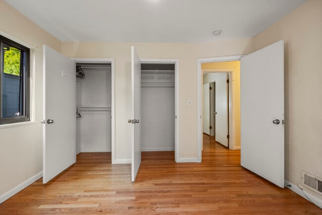 Building Photo - 8206 SW Terwilliger Blvd