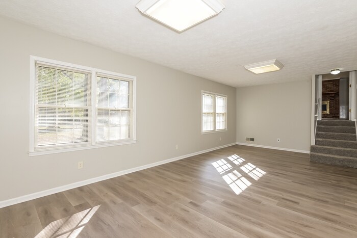 Building Photo - 2137 Hartridge Dr