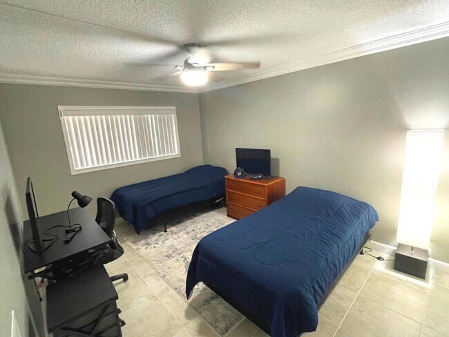 Building Photo - 2805 SW 22nd Ave