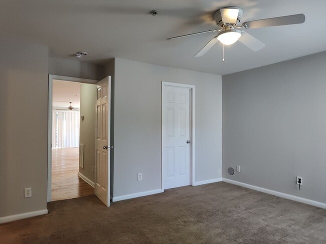 Building Photo - Move in Ready Condo located in The Renaiss...