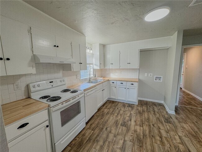 Building Photo - 1111 Georgia St