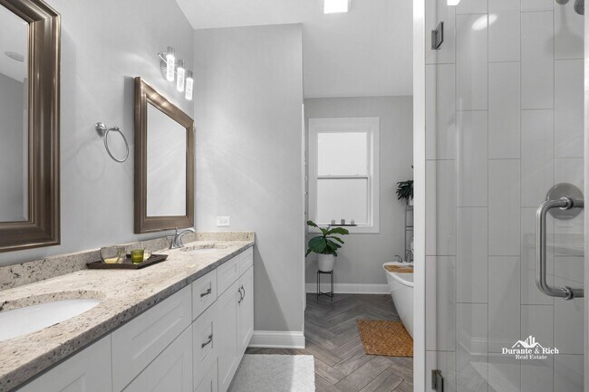Building Photo - Stunning 4 Bedroom, 3.5 Bath Executive Rental
