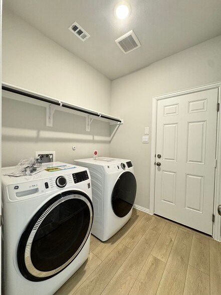Building Photo - 3500 Kingdom Dr
