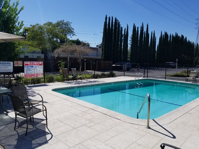 Building Photo - 2 BED 1.5 BATH CONDO IN WALNUT CREEK