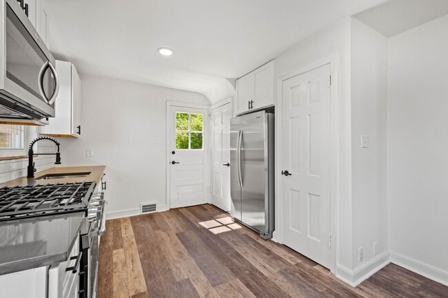 Building Photo - AVAILABLE JULY 1ST!! Don't miss this STUNNING 3 bedroom!