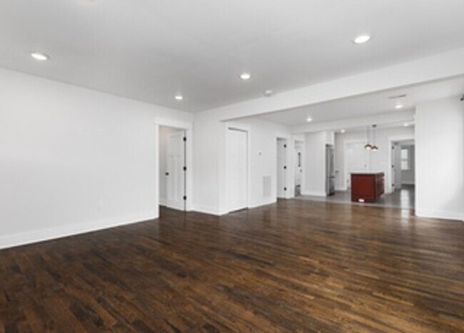 Building Photo - 1620 14th Ave N