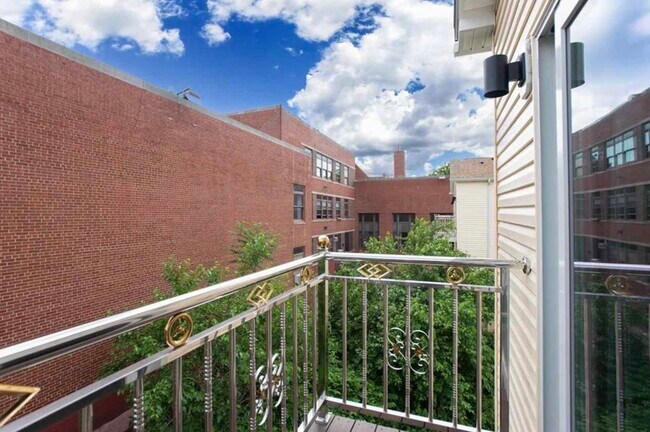 Building Photo - 86 Oak St