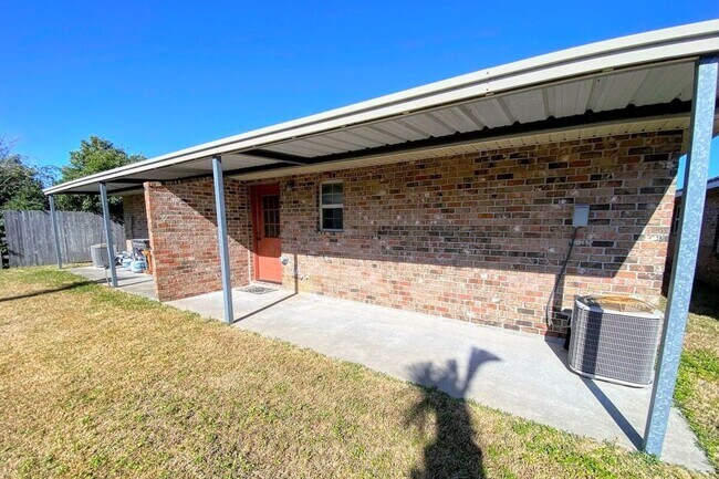 Building Photo - Spacious 2BR/2BA Duplex Near McNeese