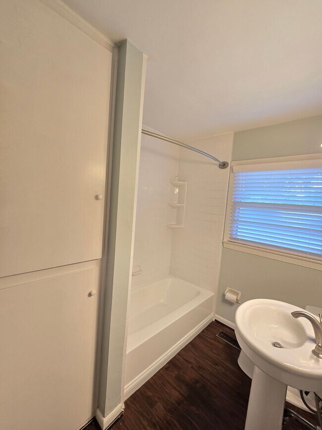 Building Photo - Newly remodeled 3 bed/1 bath home with a 1...