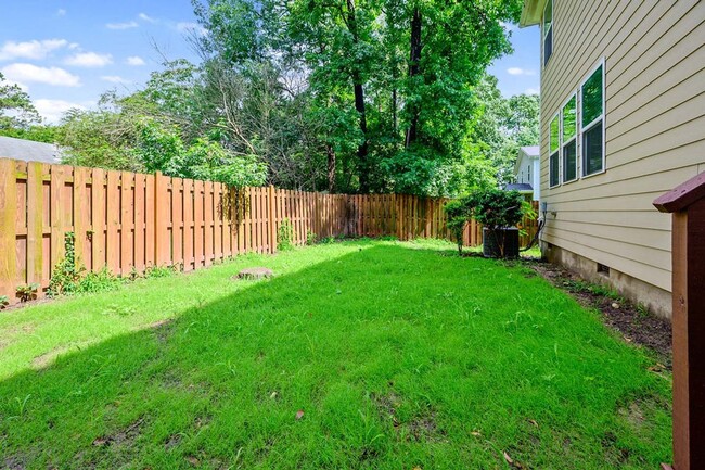 Building Photo - 3 Bedroom Open Concept with Enough Room fo...