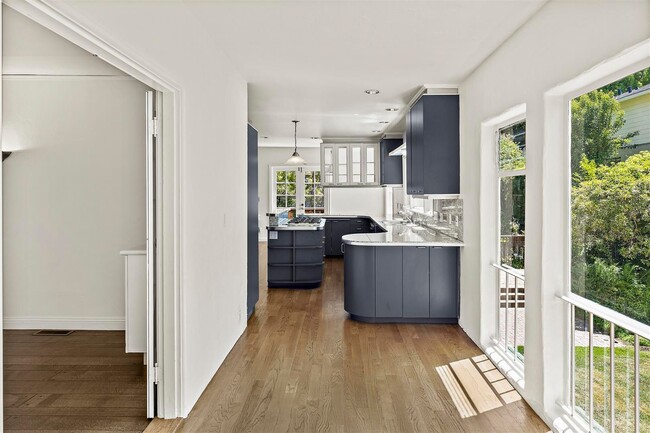 Building Photo - Large, Beautiful Upper Piedmont Home