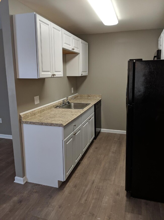 Building Photo - Clean 2 Bedroom Upper Condo w/ Updated Flo...