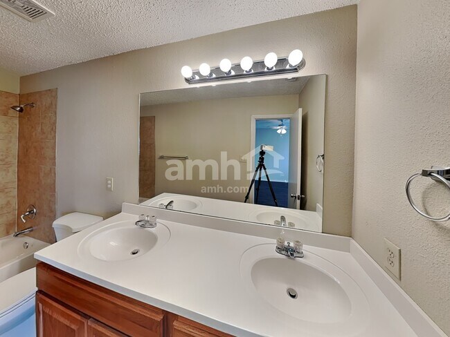 Building Photo - 9307 Sunlit Pt