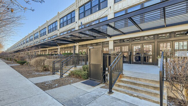 Building Photo - 1071 W 15th St