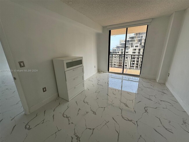 Building Photo - 540 Brickell Key Dr