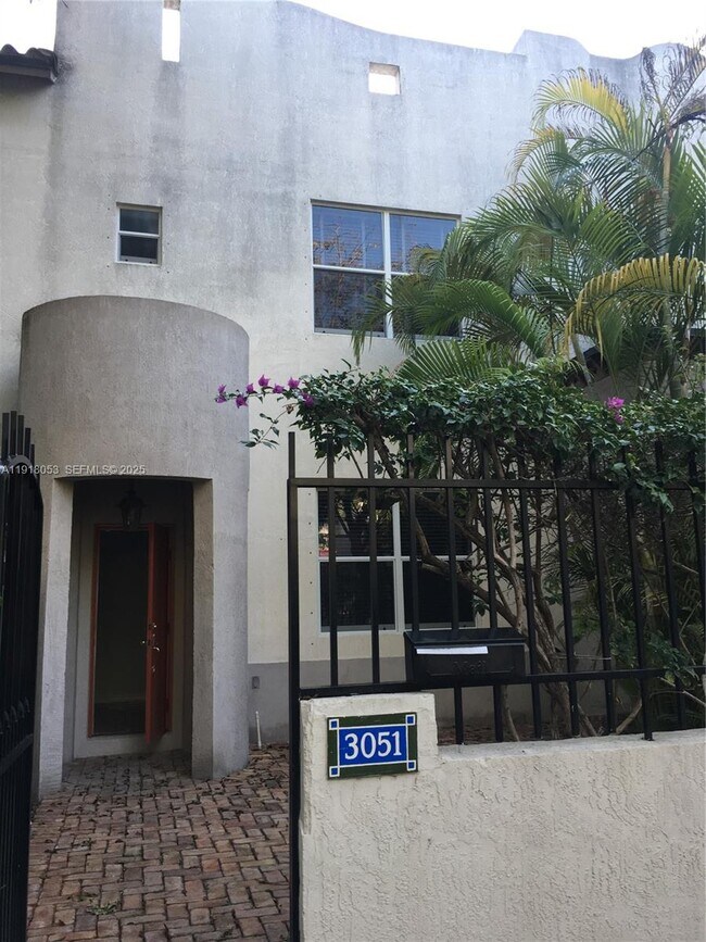 Building Photo - 3051 Center St