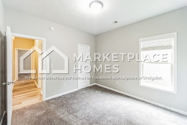 Building Photo - 440 Tree Line Dr