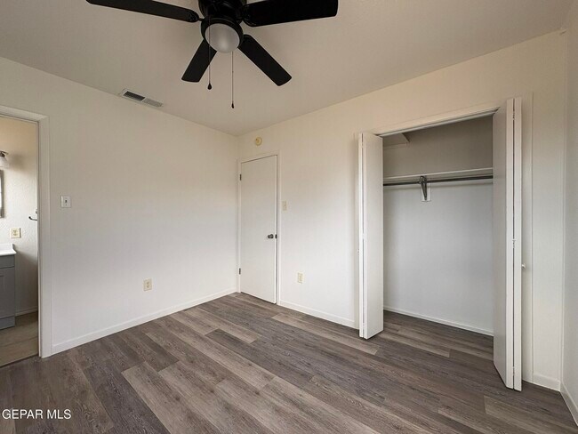 Building Photo - 4900 Debeers Dr