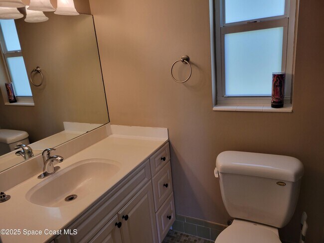 Building Photo - 245 Harbour Dr E