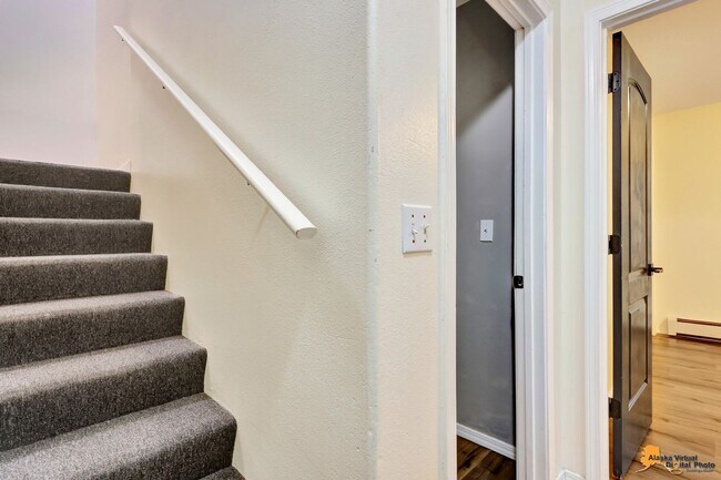 Building Photo - Modern 4-Bedroom Townhome in Desirable Sou...