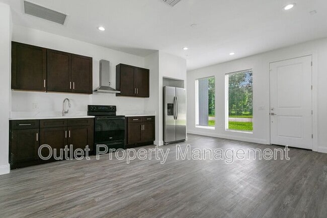 Building Photo - 1649 Lake Dr