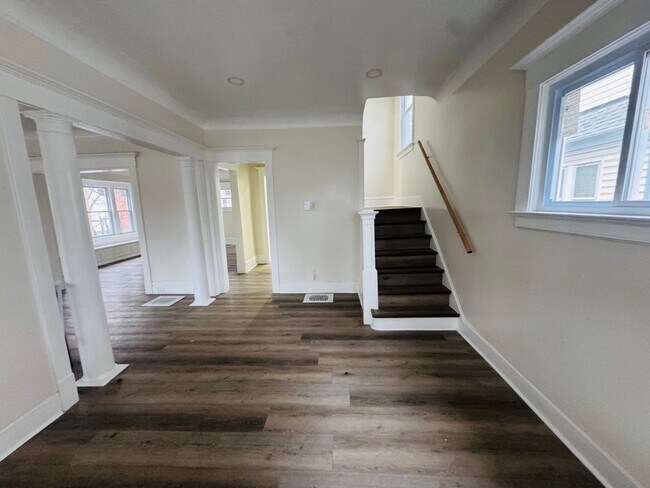 Building Photo - Charming 4-Bedroom Property in Prime Location