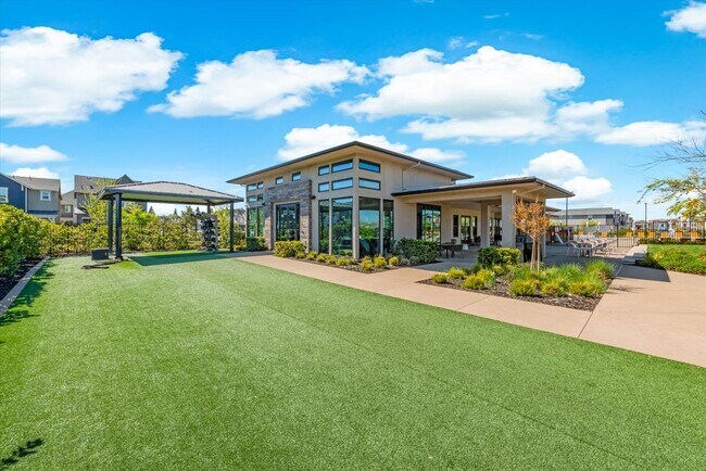 Building Photo - 2717 N Cove Dr