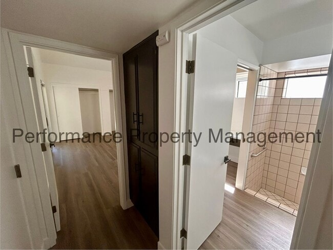 Building Photo - Stunning 3 Bed/2 Bath Split Wing Home w/ R...