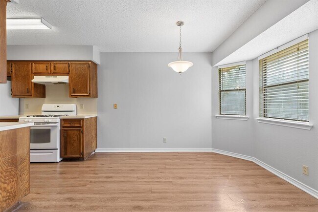 Building Photo - 506 Lakeway Dr