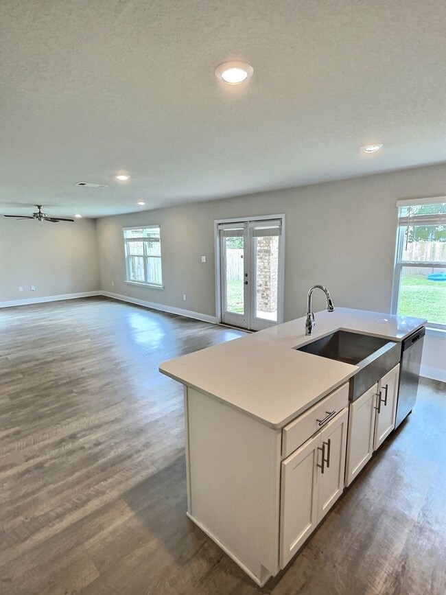 Building Photo - Large 4-bedroom home located in the South ...