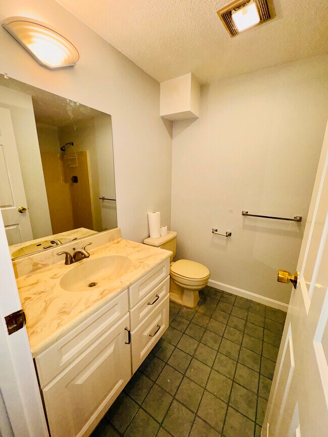 Full Bath - 255 North Rd