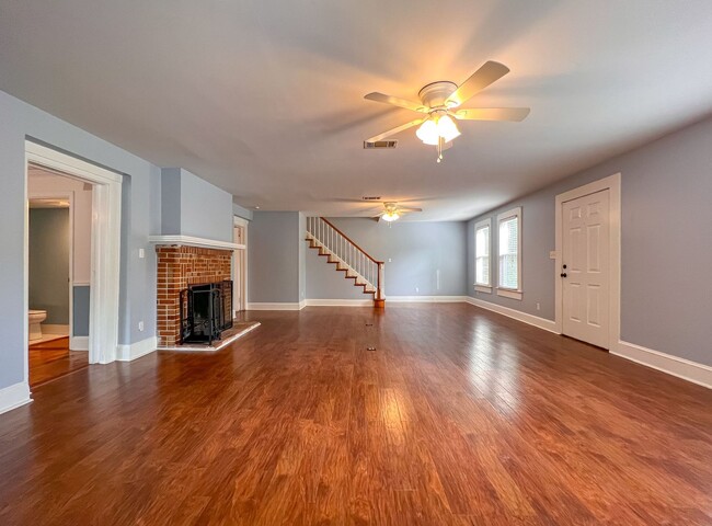 Building Photo - MIDTOWN 5/3.5 w/ 2750 sq ft, Wood Floors, ...