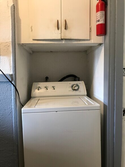 washer off back landing - 552 Townsend Ave