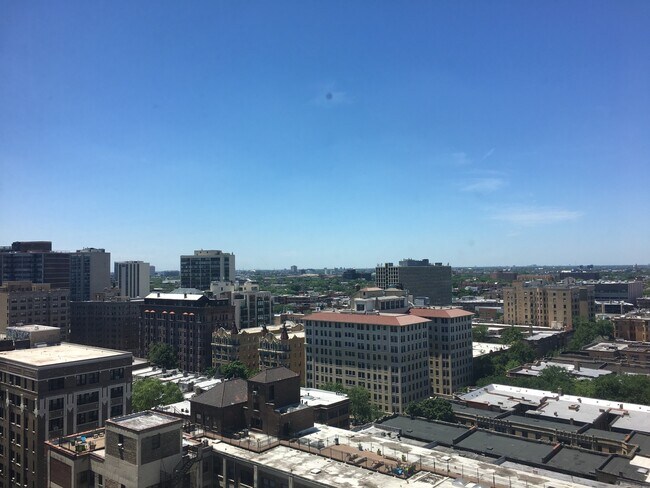 Building Photo - 2930 N Sheridan Rd