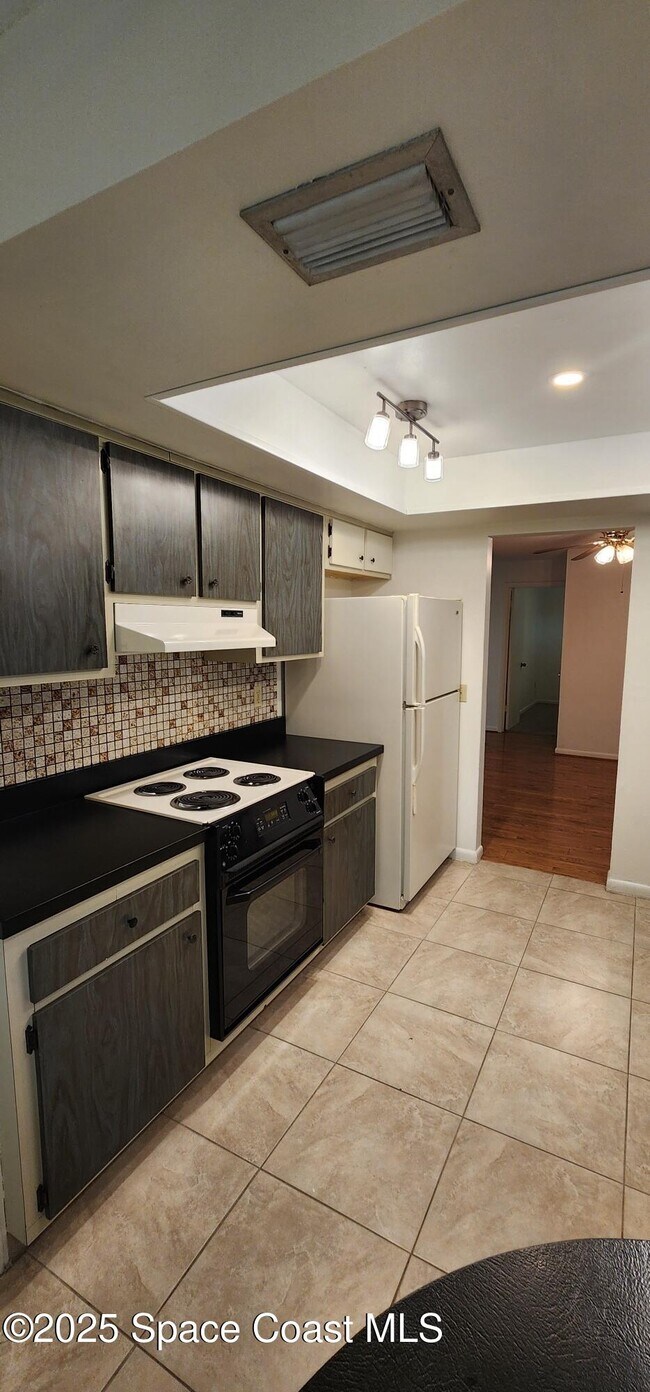 Building Photo - 109 Vía Havarre