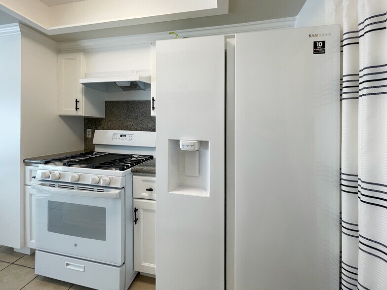Huge French Door Fridge with ice maker & filtered water - 9047 Langdon Ave