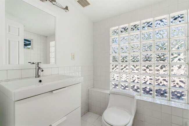 Building Photo - 1504 W 39th 1/2 St