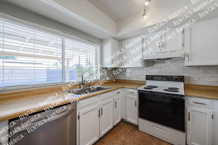 Building Photo - 1329 W Kristal Way