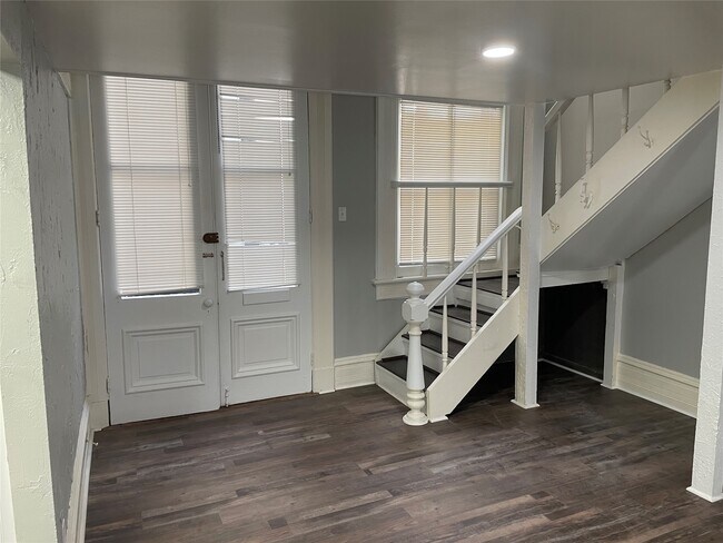 Building Photo - 2116 The Strand