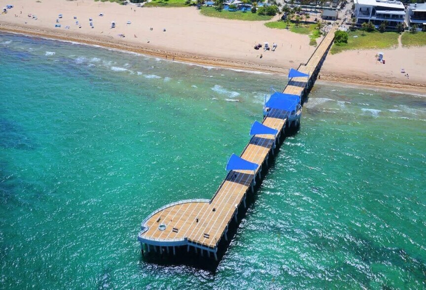 Building Photo - 906 N Riverside Dr