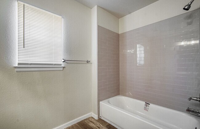 Building Photo - Great two bedroom, one bath near airport. AVAILABLE BEGINNING 6/17/26