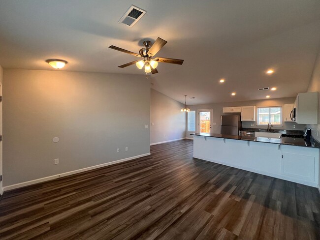 Building Photo - 4 Bedroom 2 Bathroom Fallon Home
