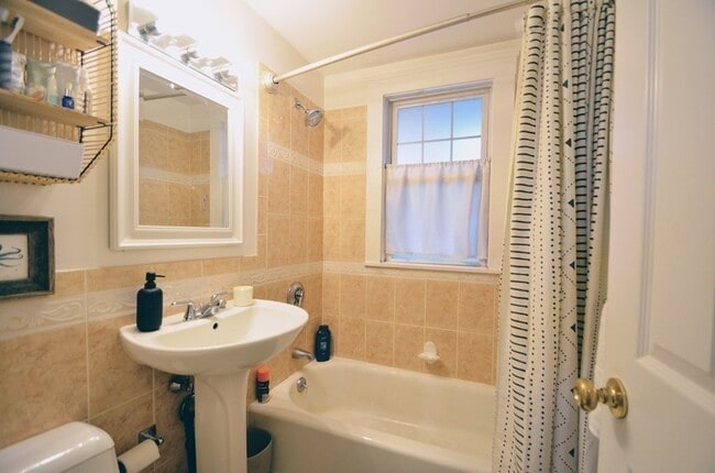 Building Photo - 103 Welles Ave