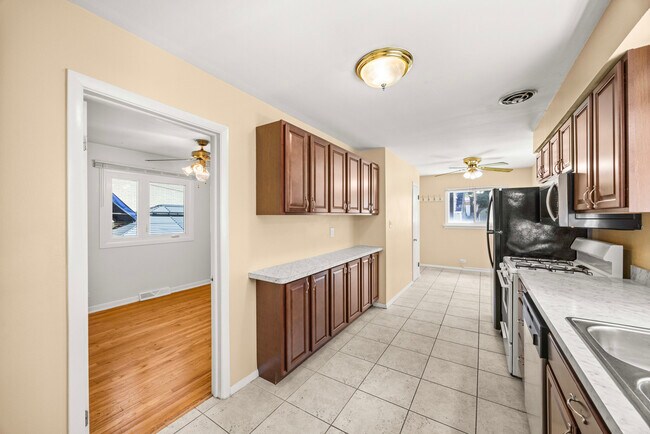 Building Photo - 3109 Grove Ave