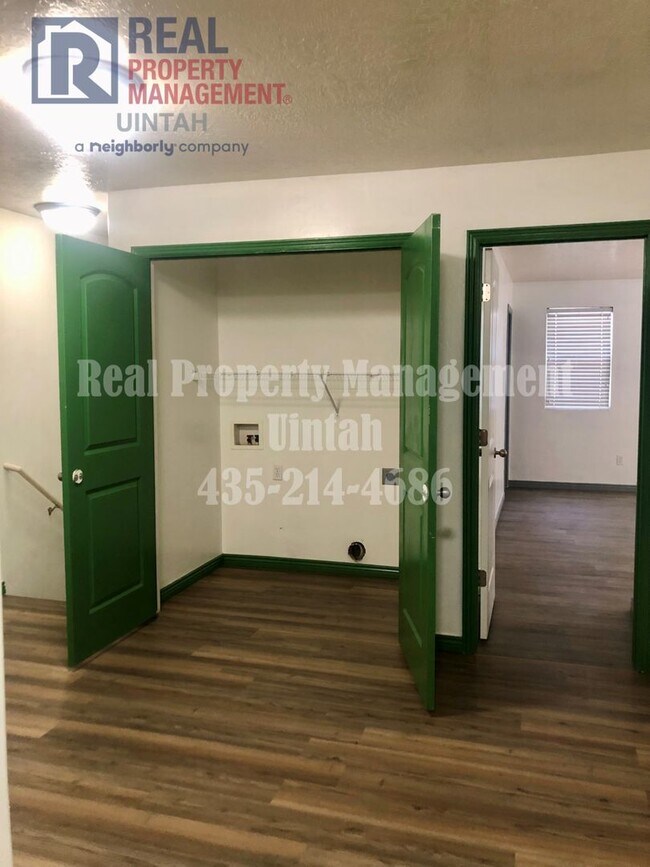 Building Photo - 3 Bed 2.5 Bath Townhome in Split Mountain.